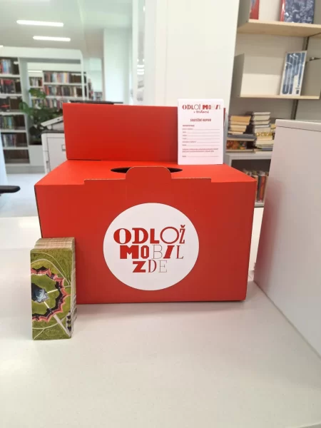 Odlož mobil v knihovně
